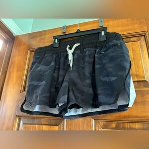New Vuori clementine shorts black watercolor camo XL new with tags
